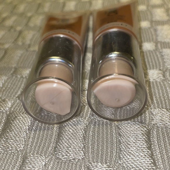 Revlon PhotoReady Candid Natural Finish Foundation - Picture 5 of 9